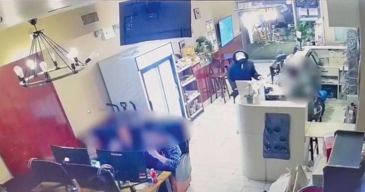 监控曝光！两家华人网吧遭歹徒持凶抢劫，华裔店员后背被划2刀（视频/组图） - 7