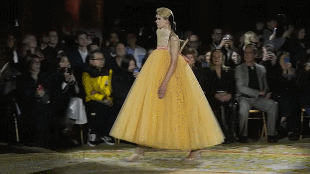 牛顿震惊！伦敦时装周“反重力裙”太疯批，被吐槽是“灵异表演”！设计师：这是超现实艺术（组图） - 6
