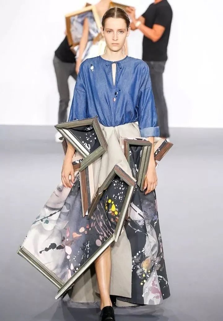牛顿震惊！伦敦时装周“反重力裙”太疯批，被吐槽是“灵异表演”！设计师：这是超现实艺术（组图） - 26