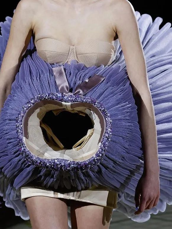 牛顿震惊！伦敦时装周“反重力裙”太疯批，被吐槽是“灵异表演”！设计师：这是超现实艺术（组图） - 34