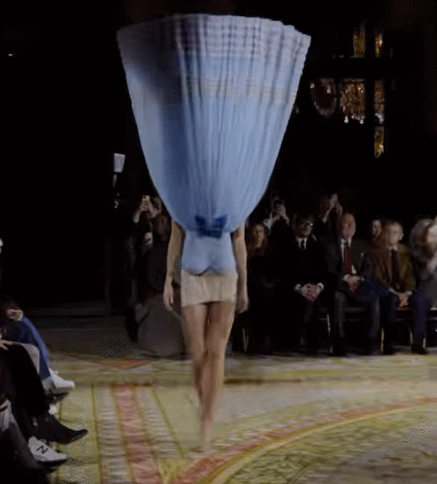 牛顿震惊！伦敦时装周“反重力裙”太疯批，被吐槽是“灵异表演”！设计师：这是超现实艺术（组图） - 2