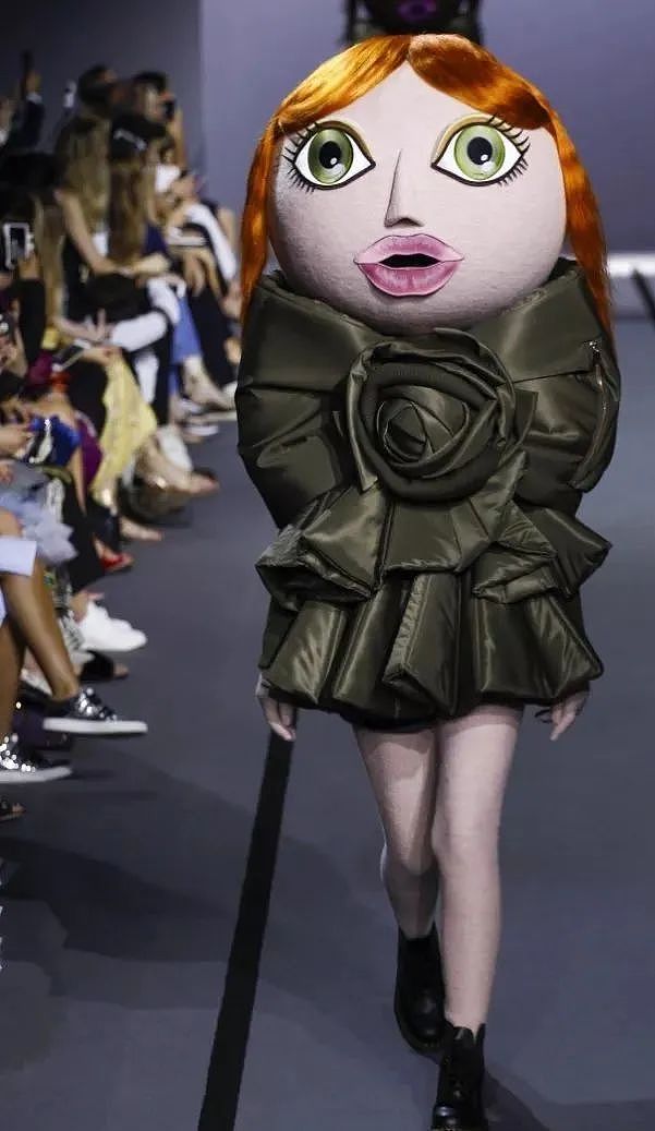 牛顿震惊！伦敦时装周“反重力裙”太疯批，被吐槽是“灵异表演”！设计师：这是超现实艺术（组图） - 28