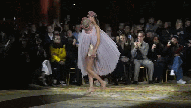 牛顿震惊！伦敦时装周“反重力裙”太疯批，被吐槽是“灵异表演”！设计师：这是超现实艺术（组图） - 5