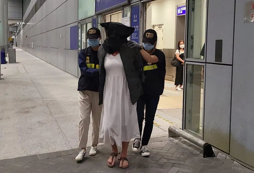 加拿大女子香港被捕！男友豪气送机票见面，过海关遭黑布罩头双手被铐，恐牢底坐穿（组图） - 1