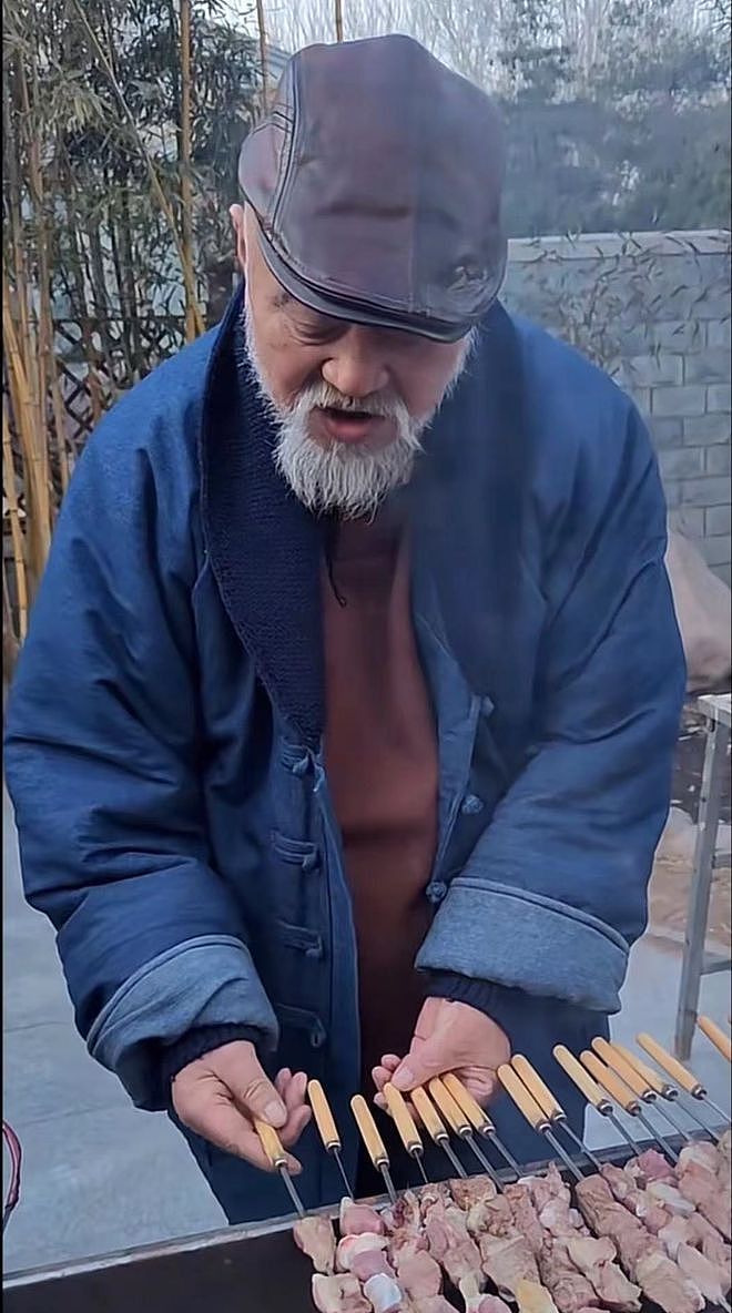 老演员李琦在北京摆摊卖烤串，50元一串忙前忙后，胡子拉碴很神气（组图） - 3