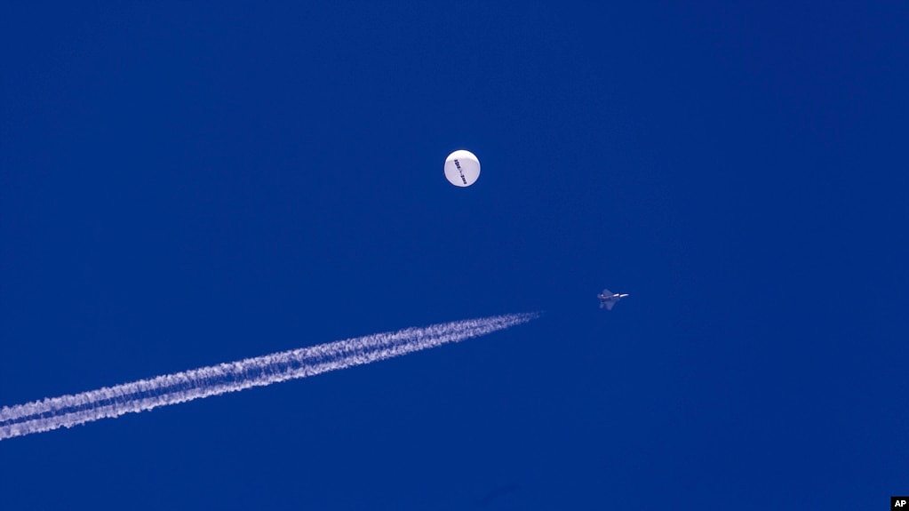 美国一架战机在东海岸上空飞近中国间谍气球。(2023年2月4日）