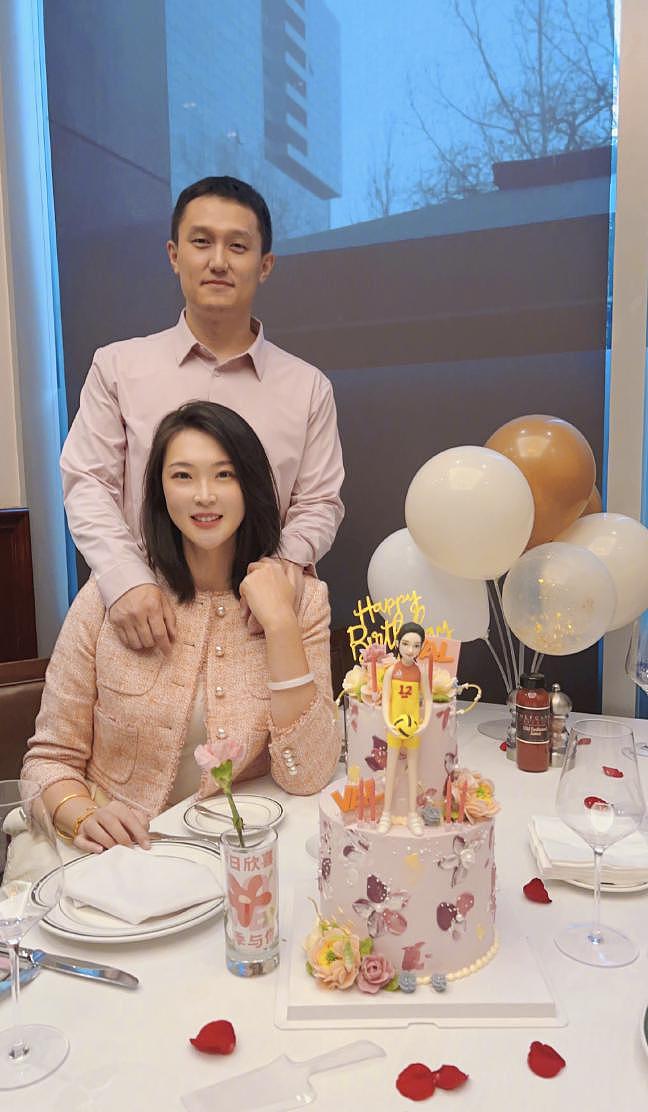 前女排队长惠若琪32岁生日，手腕戴满金镯玉镯，获学霸老公送玫瑰（组图） - 3
