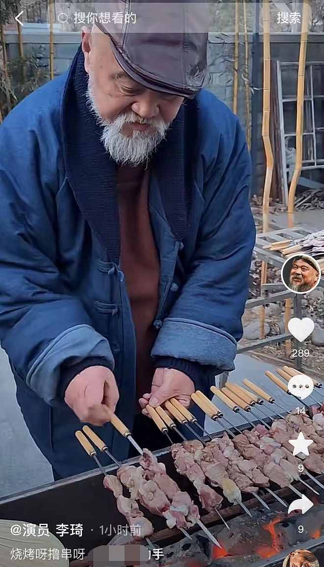 老演员李琦在北京摆摊卖烤串，50元一串忙前忙后，胡子拉碴很神气（组图） - 1