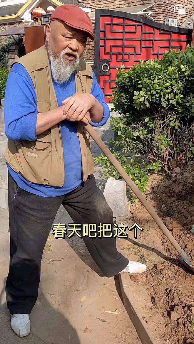老演员李琦在北京摆摊卖烤串，50元一串忙前忙后，胡子拉碴很神气（组图） - 10