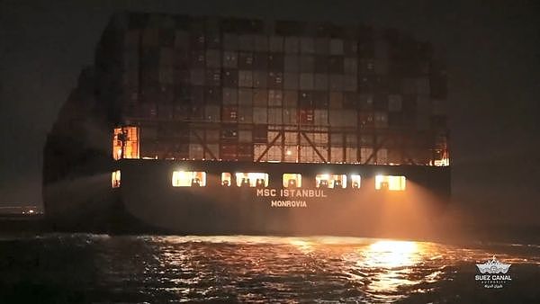 苏伊士运河再卡船！17万吨级货轮搁浅，急派拖船救援，现场画面曝光（视频/组图） - 3