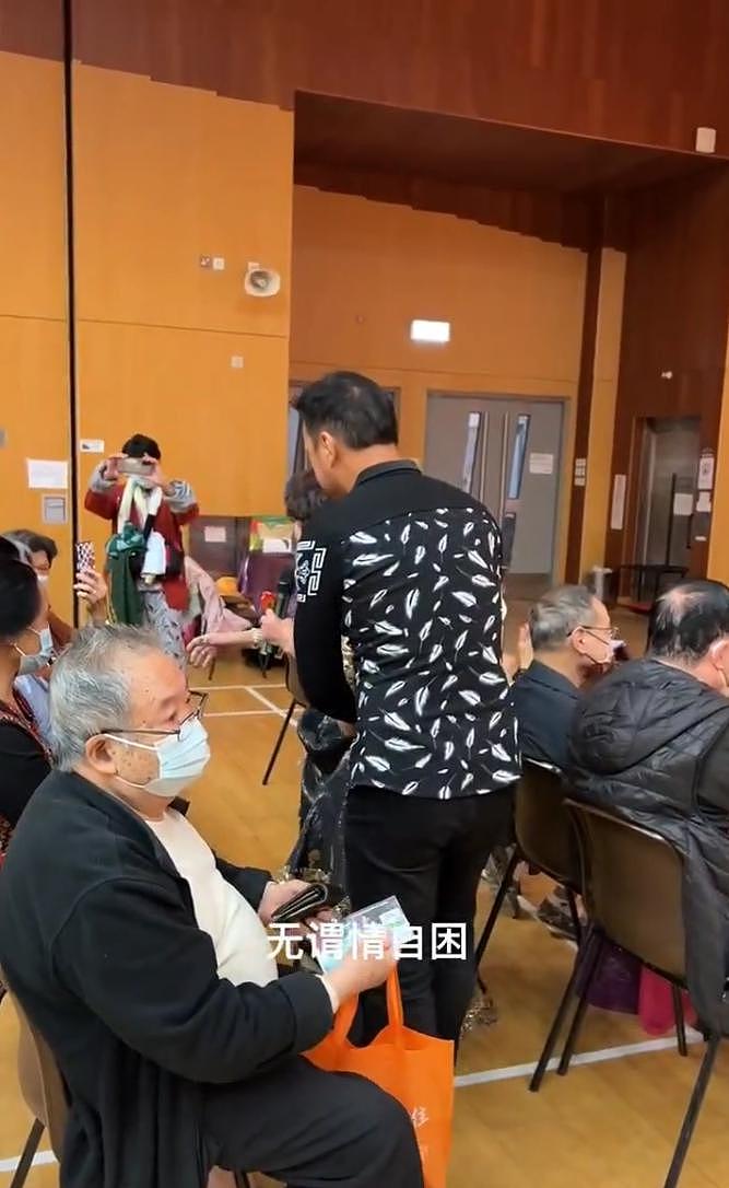 89岁香港老戏骨现身商演，挨个握手要红包，遭到大部分观众拒绝（组图） - 4
