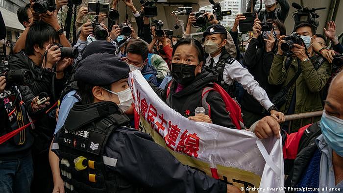 疑遭警方施压 香港女权抗议活动临时喊卡（图） - 1