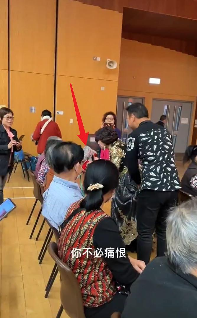 89岁香港老戏骨现身商演，挨个握手要红包，遭到大部分观众拒绝（组图） - 6
