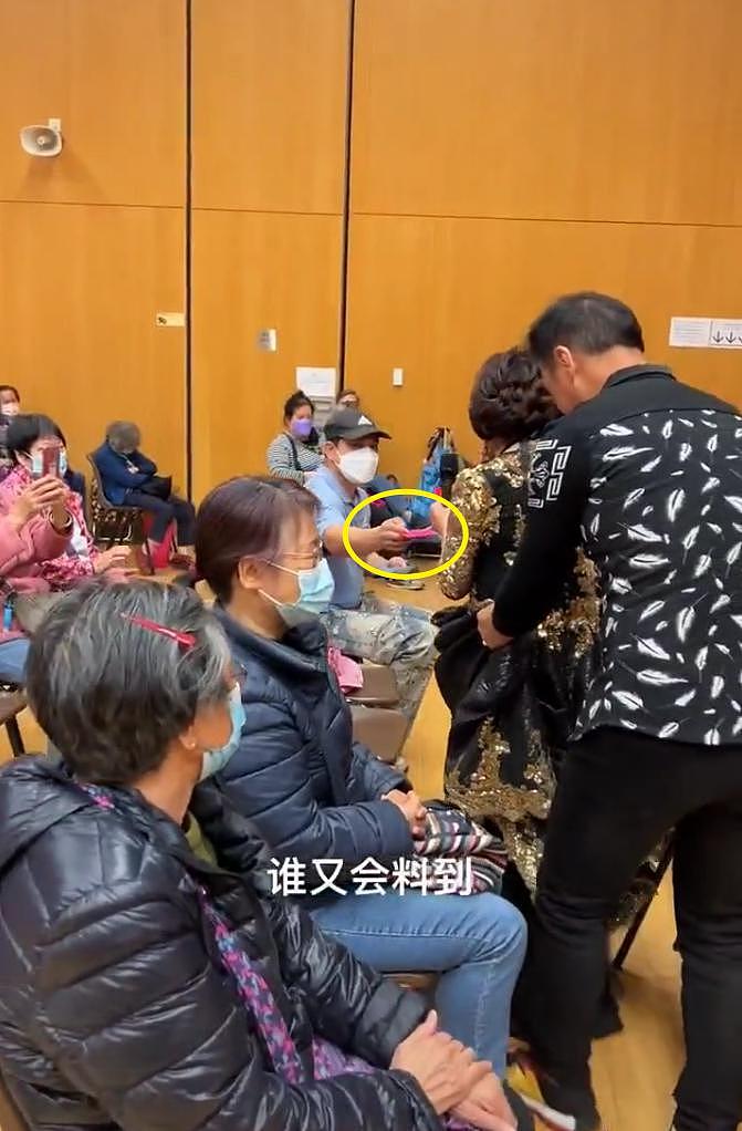 89岁香港老戏骨现身商演，挨个握手要红包，遭到大部分观众拒绝（组图） - 3