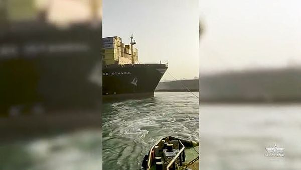 苏伊士运河再卡船！17万吨级货轮搁浅，急派拖船救援，现场画面曝光（视频/组图） - 1