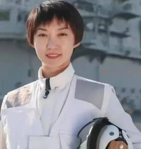台媒：33岁无功绩的美女少校，成200万解放军代表（组图） - 3