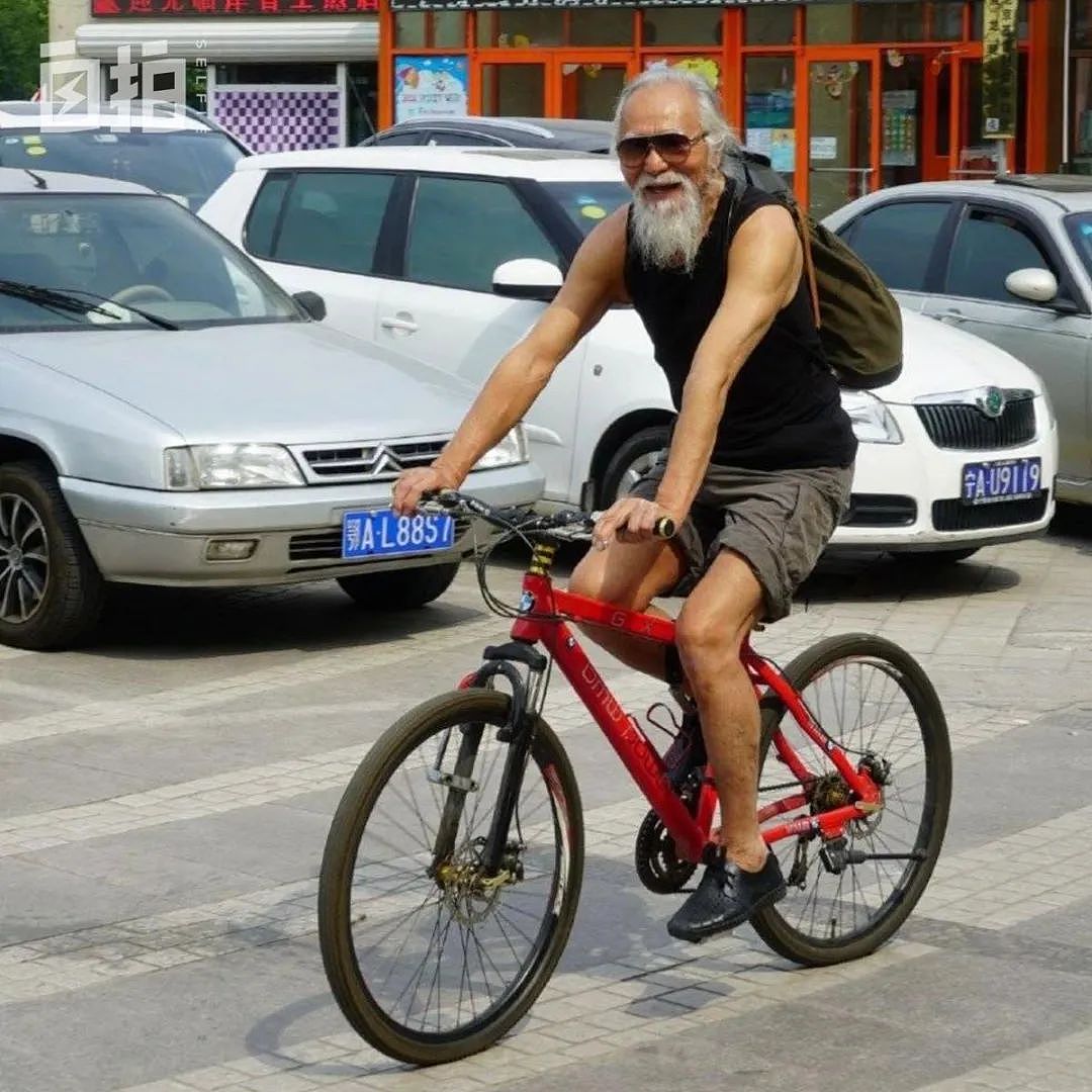 中国最猛老人：49岁北漂，70岁成肌肉男，80岁走秀爆红，85岁开飞机冲上天（组图） - 7