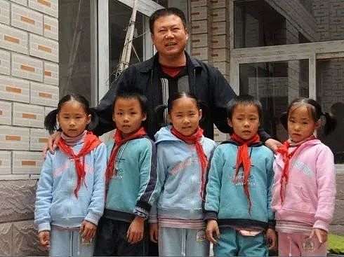 中国首例5胞胎长大了，父亲劳累过世，现状曝光经历让人唏嘘…（组图） - 6