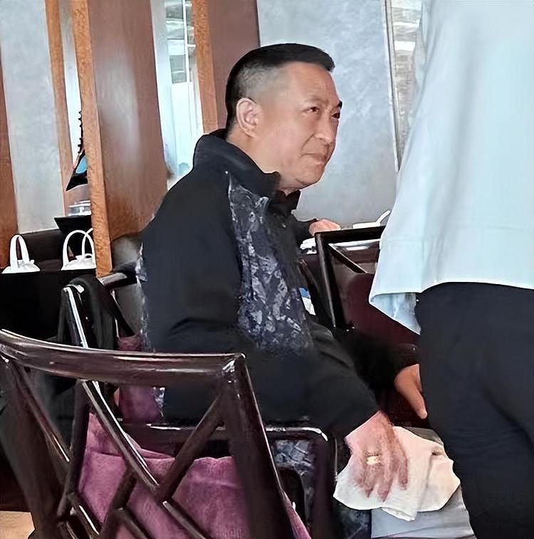 52岁张嘉译香港被偶遇，脸部圆润发福明显，戴大金戒指吸睛（组图） - 3