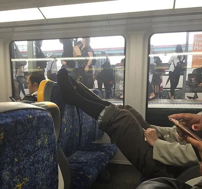 悉尼妈妈曝光：男子在火车上这个动作，或恐罚$1650！网友热议：太不礼貌了...（组图） - 1