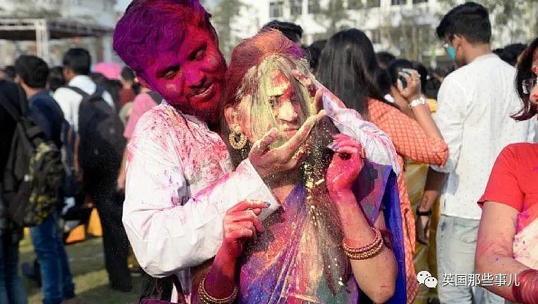 女孩被索吻袭胸性骚扰！印度洒红节成了侵犯女性借口（视频/组图） - 30