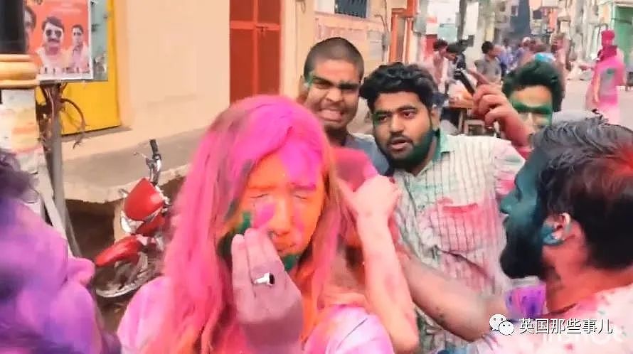 女孩被索吻袭胸性骚扰！印度洒红节成了侵犯女性借口（视频/组图） - 22