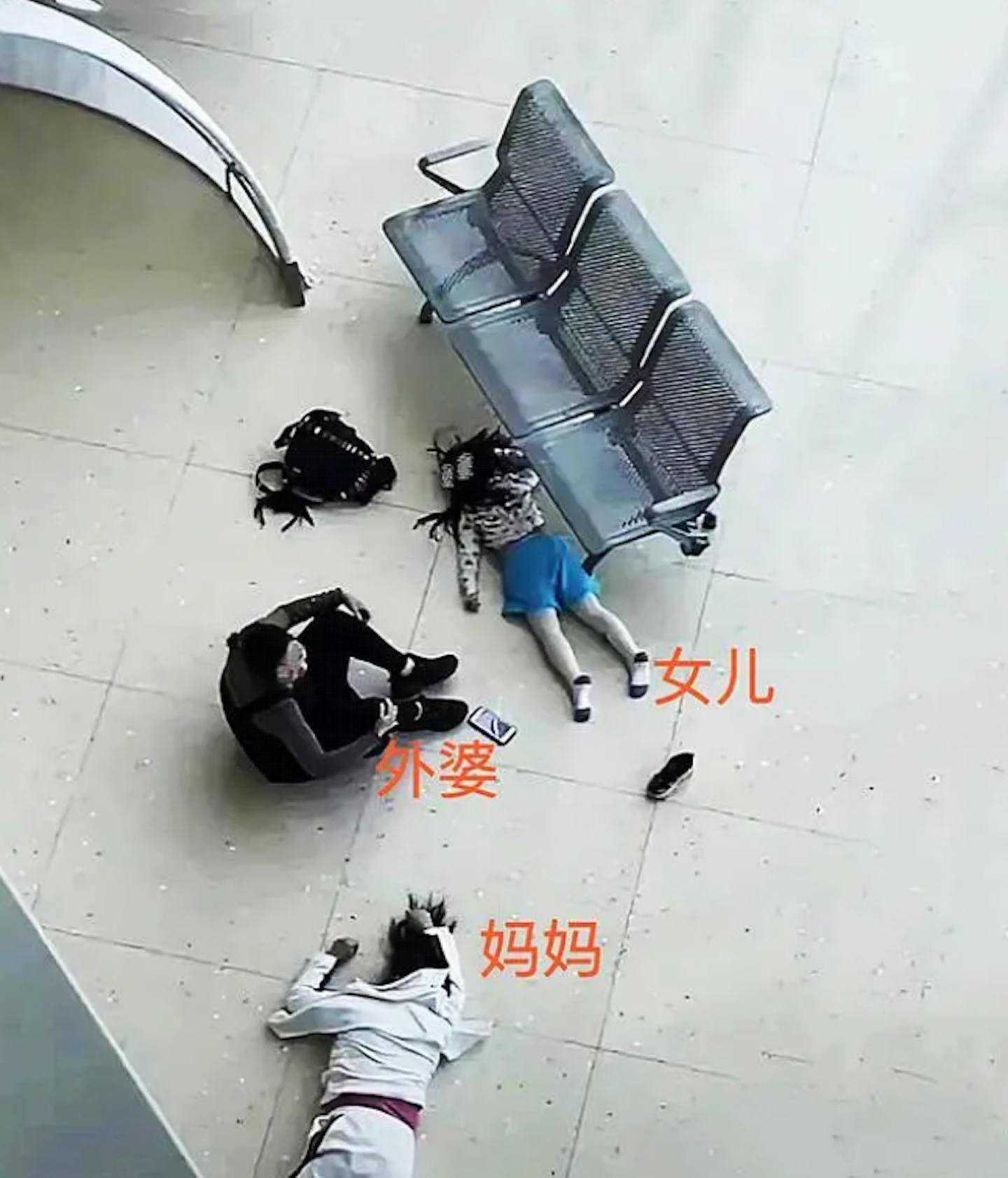 上海科技馆女童在座椅上失足跌出护栏！母舍身施救同堕楼1死1重伤（组图） - 3