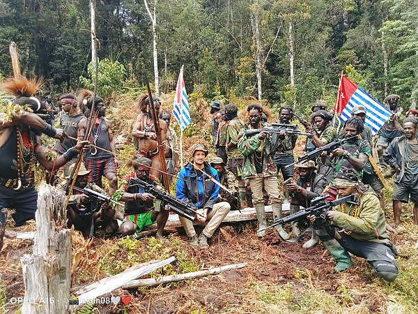 新西兰机师遭挟持！印尼叛军“手持弓箭、步枪”，包围画面曝光（视频/组图 ） - 1