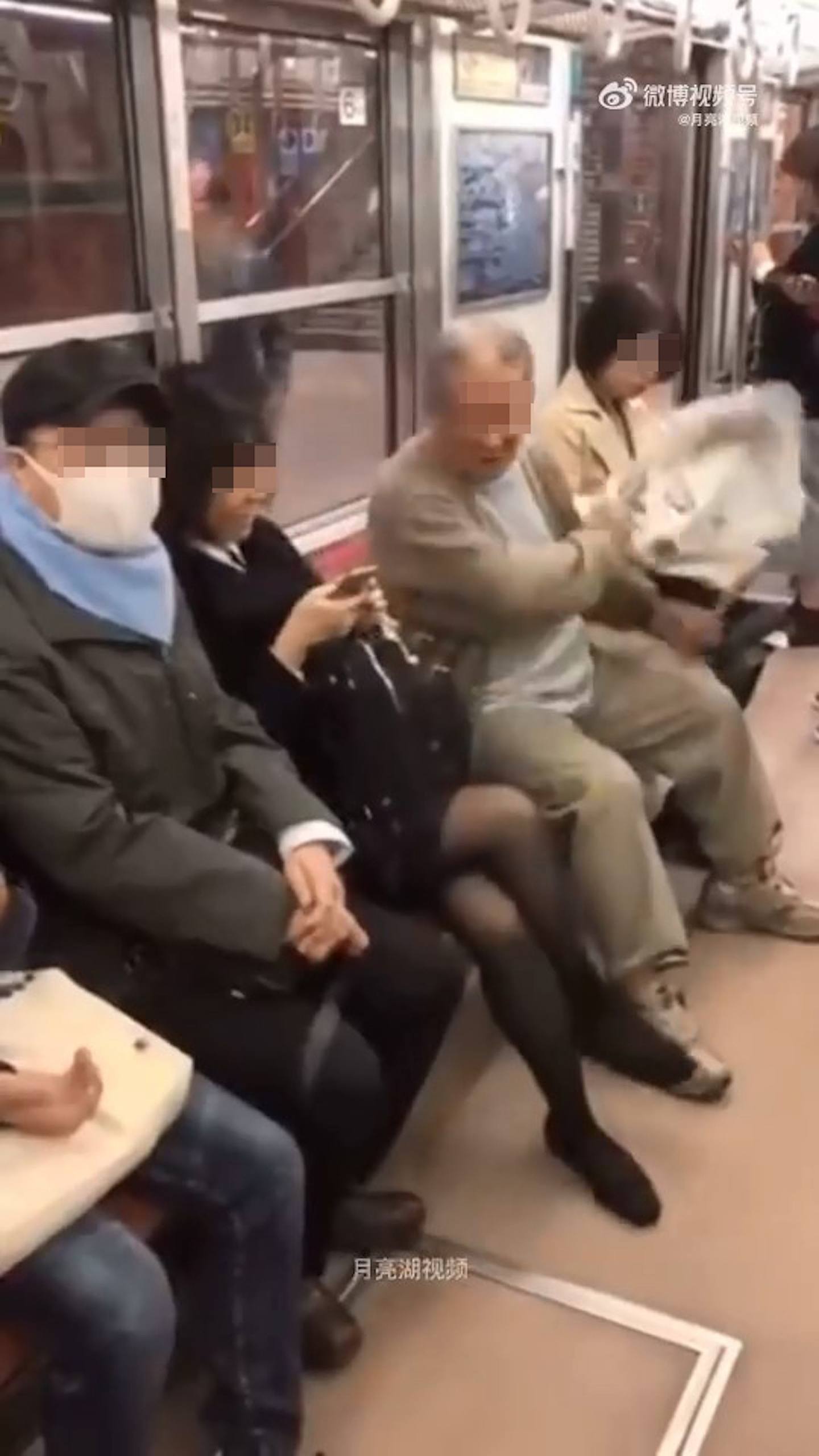 短裙女坐地铁翘脚，遭阿伯拍打双腿影片再次疯传！男乘客挺身后续更狂（组图） - 5