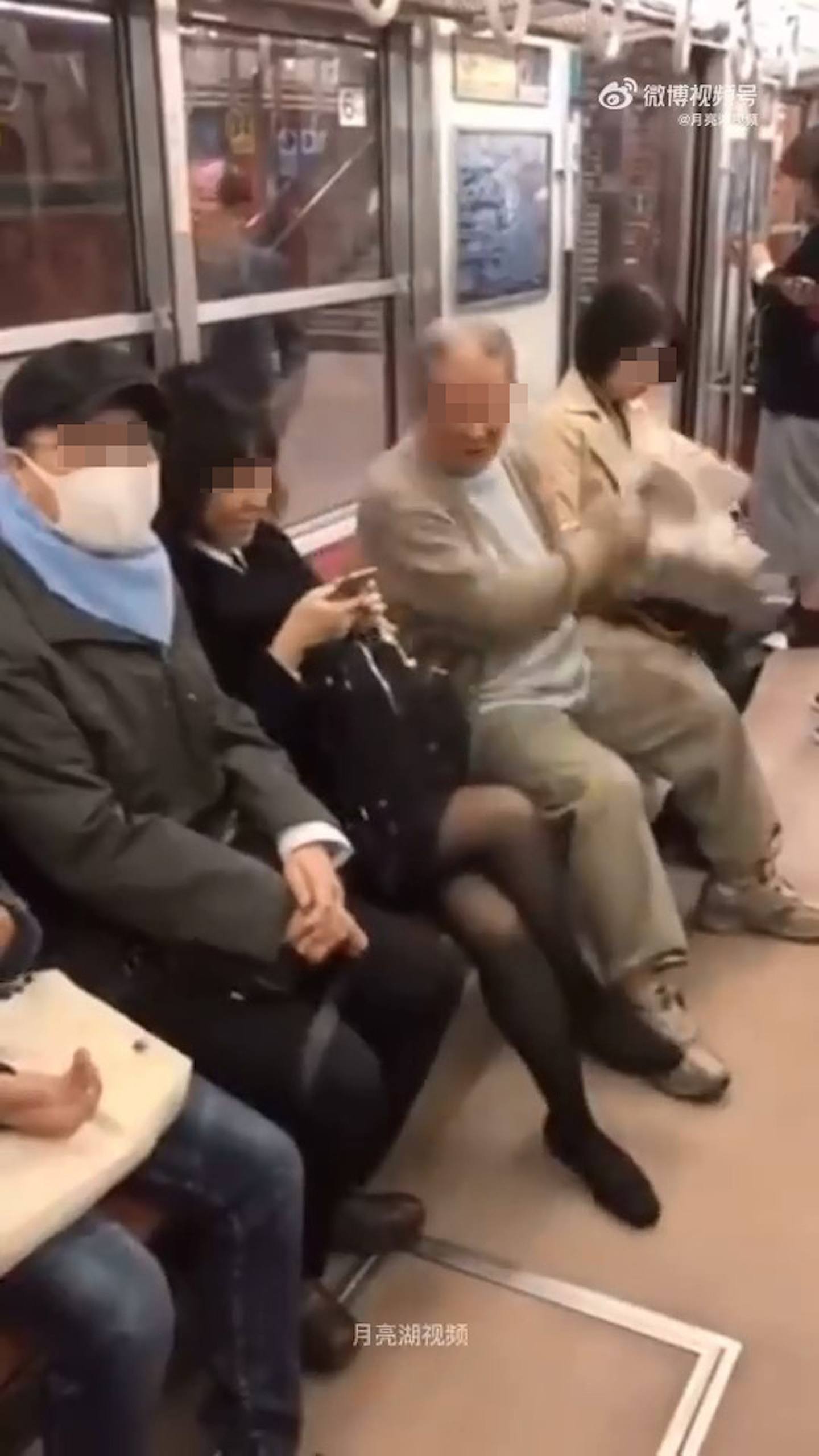 短裙女坐地铁翘脚，遭阿伯拍打双腿影片再次疯传！男乘客挺身后续更狂（组图） - 4