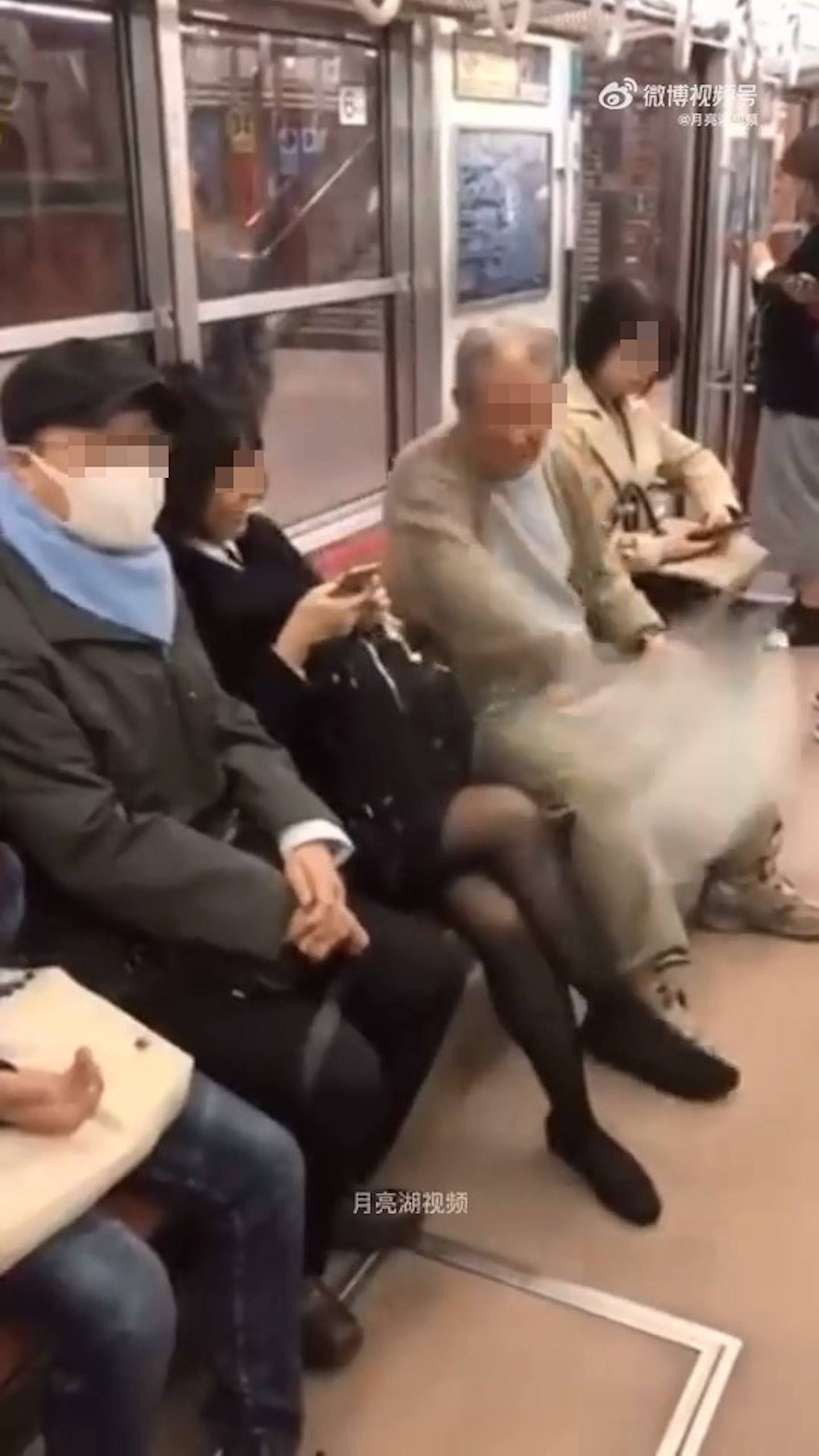 短裙女坐地铁翘脚，遭阿伯拍打双腿影片再次疯传！男乘客挺身后续更狂（组图） - 2
