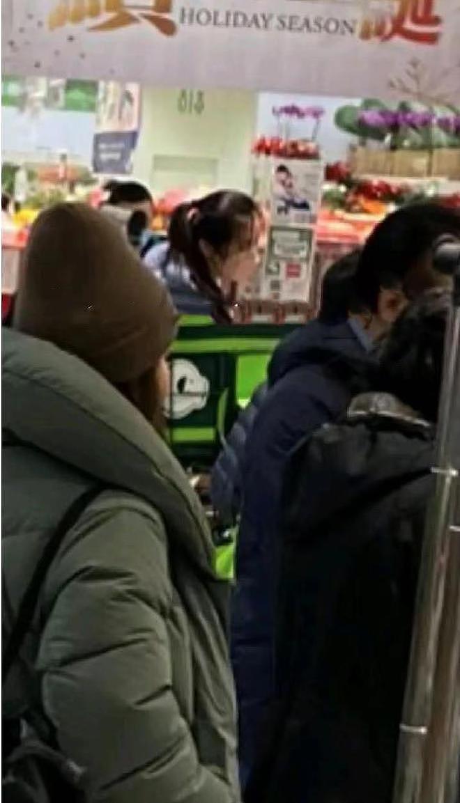 王祖贤退圈后难辨认，独自在温哥华超市排队，模样很朴素常年节俭（组图） - 2