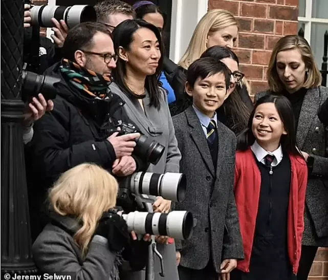 英财政大臣提交预算案，小12岁中国妻子罕见带2娃亮相，引关注（组图） - 2