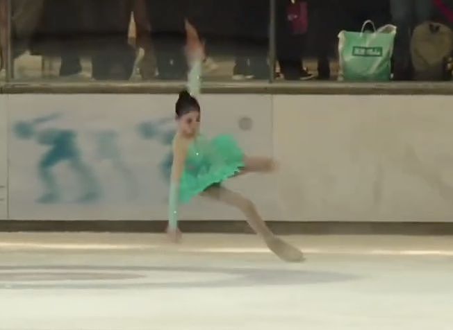 李小鹏11岁女儿参加花滑公开赛，奥莉失误摔倒（组图） - 12