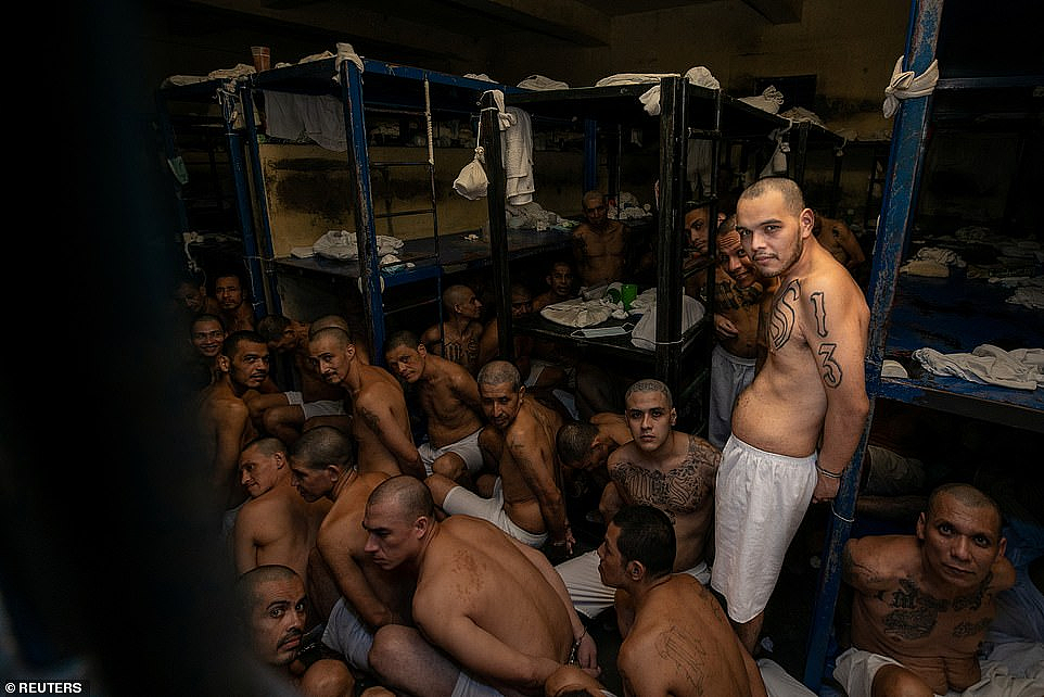 世界最大的“超级监狱”内部，震撼曝光：赤裸上身、全部光头、只睡钢板！网友：美国急需（组图） - 11