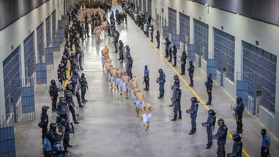 世界最大的“超级监狱”内部，震撼曝光：赤裸上身、全部光头、只睡钢板！网友：美国急需（组图） - 14