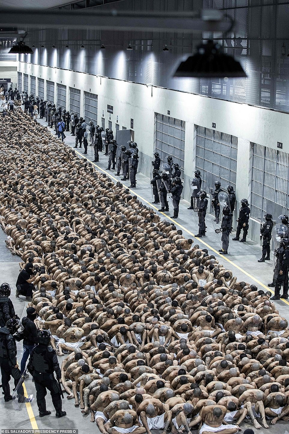 世界最大的“超级监狱”内部，震撼曝光：赤裸上身、全部光头、只睡钢板！网友：美国急需（组图） - 3