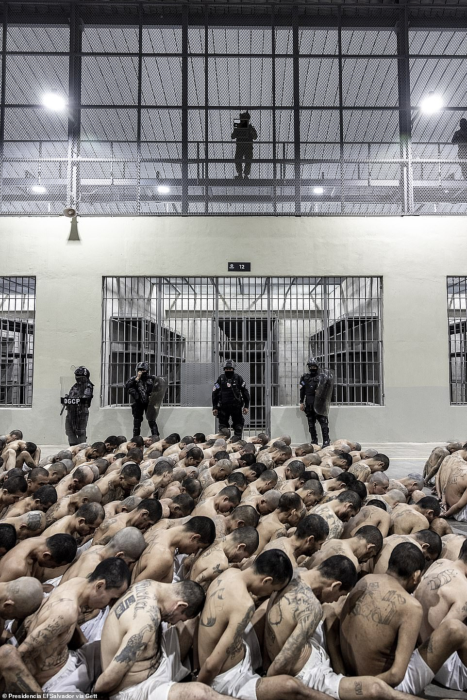 世界最大的“超级监狱”内部，震撼曝光：赤裸上身、全部光头、只睡钢板！网友：美国急需（组图） - 13
