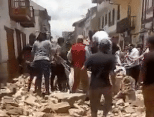 13人死亡！厄瓜多尔突发6.8级强震，民众当街死亡，多人被困废墟之下（视频/组图） - 7