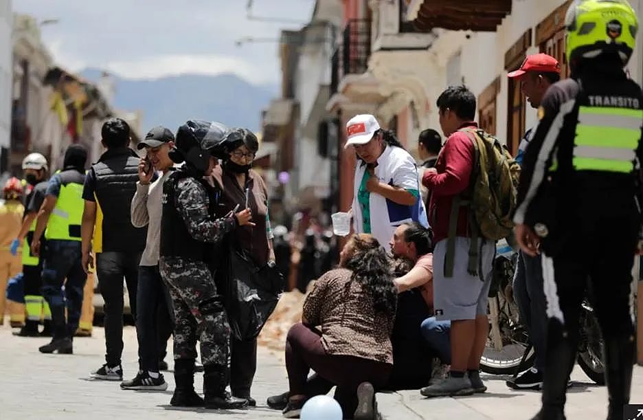 13人死亡！厄瓜多尔突发6.8级强震，民众当街死亡，多人被困废墟之下（视频/组图） - 16