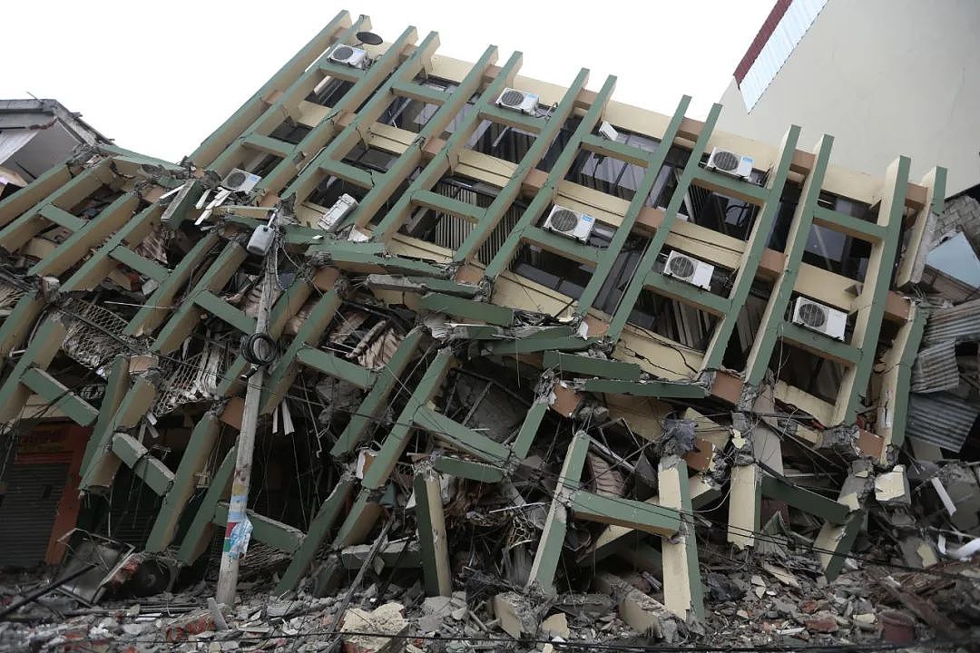 13人死亡！厄瓜多尔突发6.8级强震，民众当街死亡，多人被困废墟之下（视频/组图） - 21
