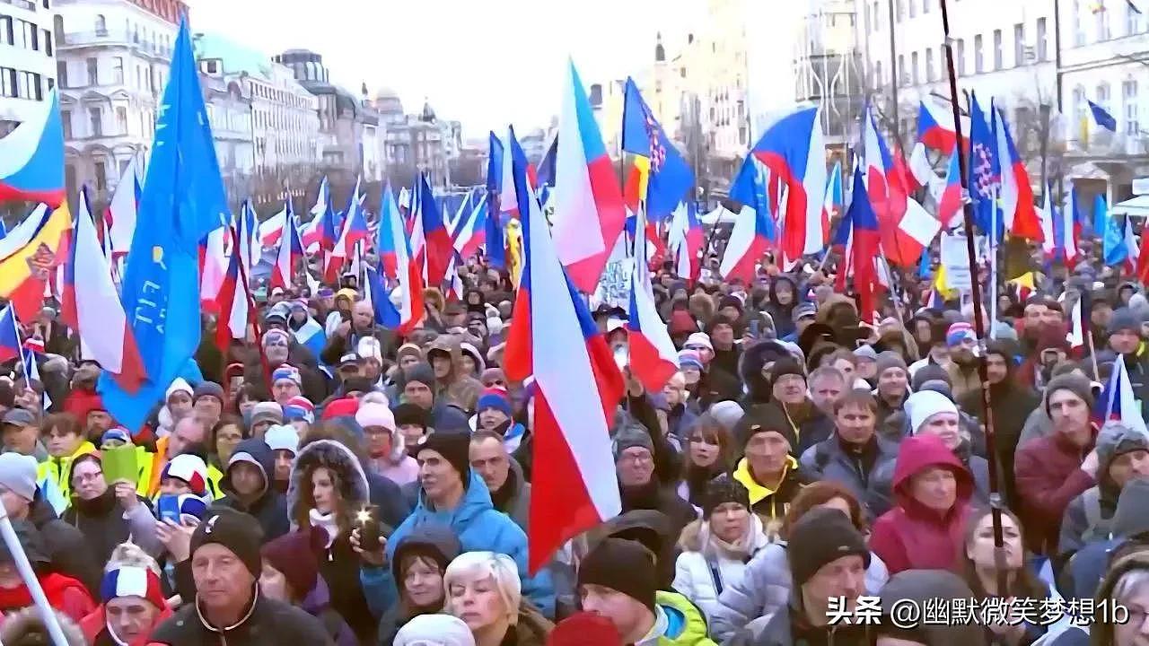 退出北约拥抱俄罗斯！捷克爆发万人示威活动，对亲美政府提出要求（组图） - 1