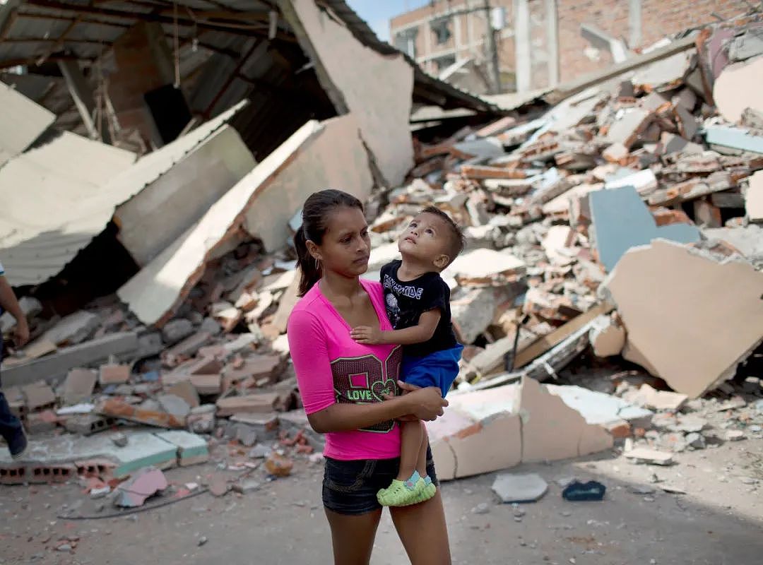 13人死亡！厄瓜多尔突发6.8级强震，民众当街死亡，多人被困废墟之下（视频/组图） - 22