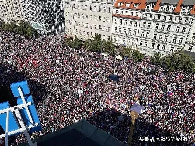 退出北约拥抱俄罗斯！捷克爆发万人示威活动，对亲美政府提出要求（组图） - 2