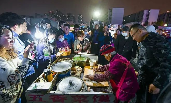 抽屁股、学狗爬、钻垃圾桶...凌晨1点的长沙街头，我看到了人性最羞耻的一面（视频/组图） - 18