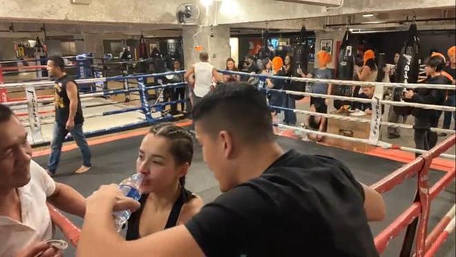 港姐冠军谢嘉怡参加拳击比赛，被对方打至流鼻血，场面暴力不留情（视频/组图） - 6