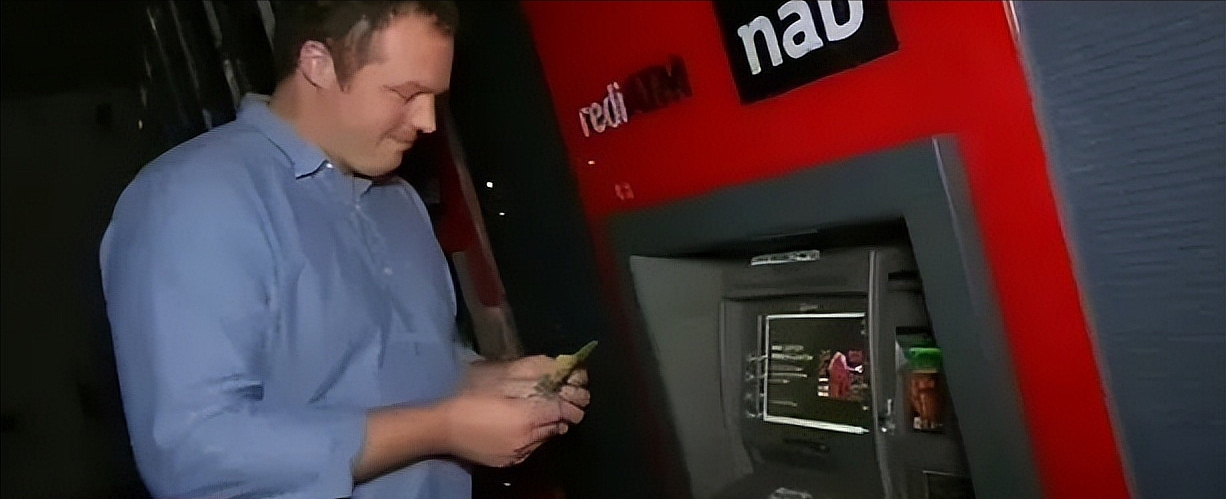 澳洲平民男子发现ATM漏洞，狂取百万变富翁，自首几年竟没人抓（组图） - 2
