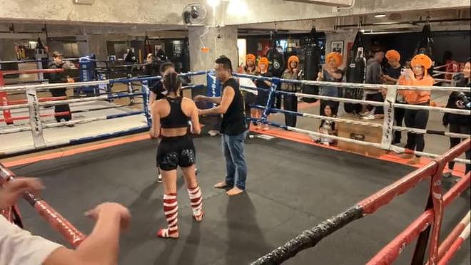 港姐冠军谢嘉怡参加拳击比赛，被对方打至流鼻血，场面暴力不留情（视频/组图） - 3