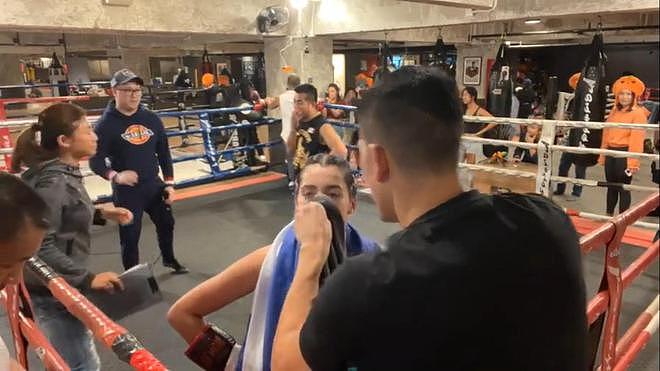 港姐冠军谢嘉怡参加拳击比赛，被对方打至流鼻血，场面暴力不留情（视频/组图） - 9