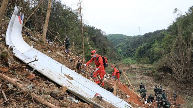 东航MU5735航班坠毁一周年：中国民航局称仍在调查，我们目前都知道什么（组图） - 1